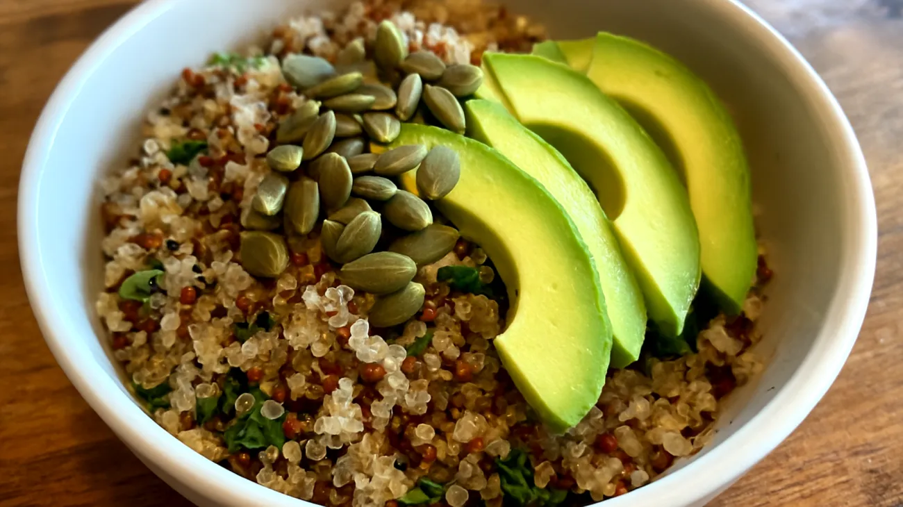 Insalata di quinoa con semi di zucca e avocado"
