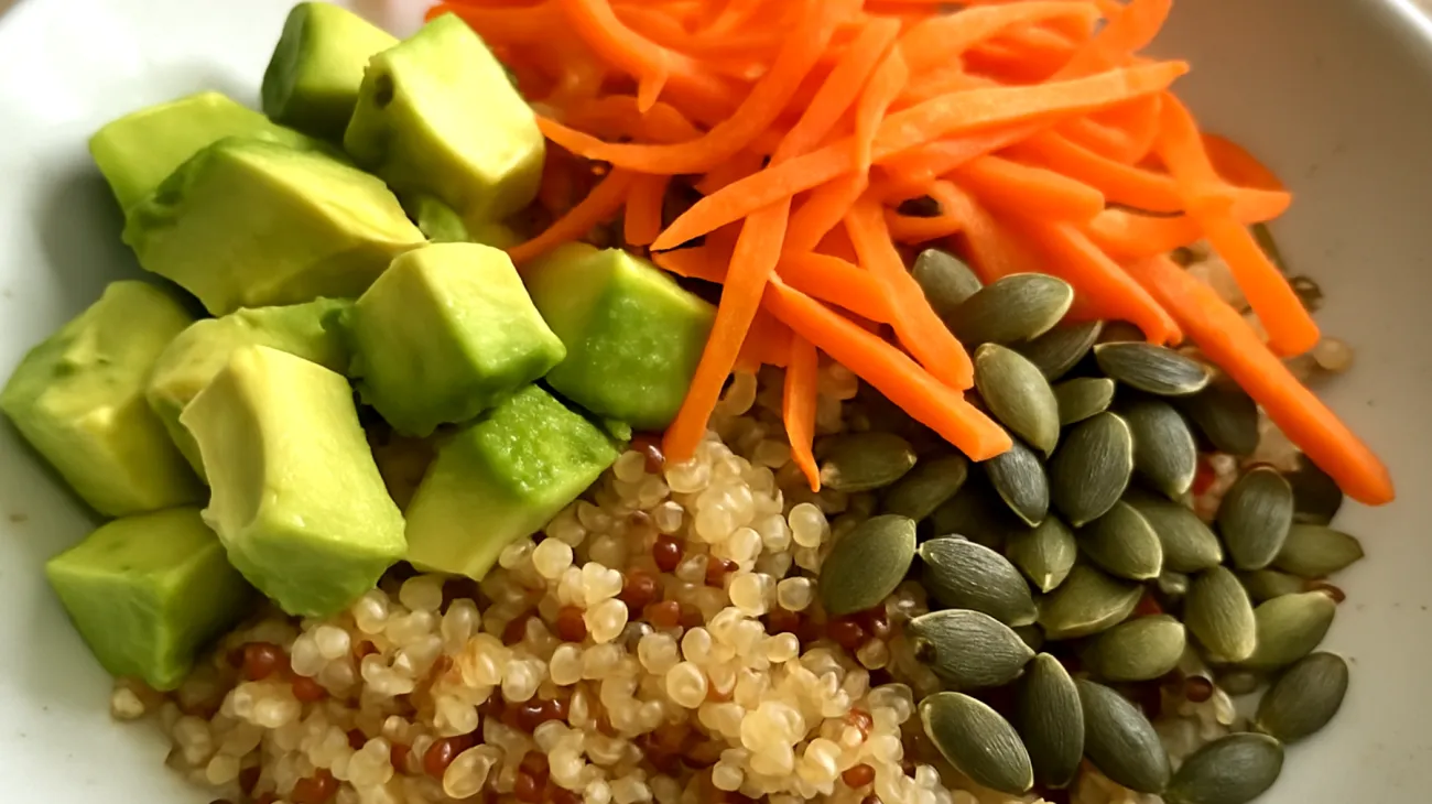 Insalata di quinoa con semi di zucca, avocado e carote julienne"