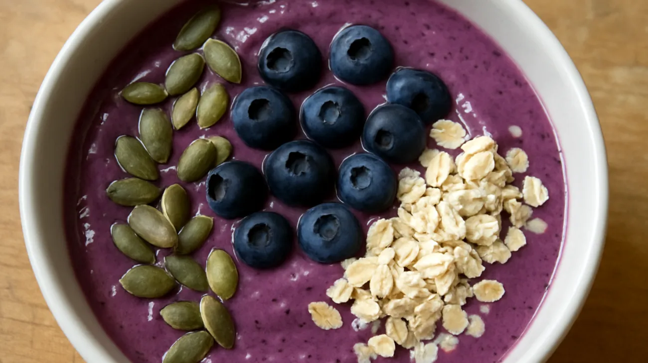 Smoothie bowl con semi di zucca, mirtilli e avena"